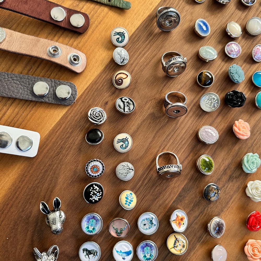 Stylish Multi-Color Button Bracelet Set - Picture 7 of 16